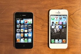 iPhone5（写真右）が2つの周波数帯で使えるように