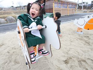 遊具で遊んだり、砂場で遊んだり…子どもたちは皆思い思いに外遊びを楽しんでいます（2012年4月13日、福島県相馬市）