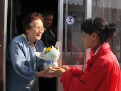 地ノ森仮設住宅に住む中村ちや子さんにマリーゴールドとメッセージをお届けしました（2012年4月28日　岩手県大船渡市）