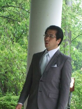 ”自然交響楽団”をバックにした古川さんの熱唱＝戸塚森森林公園の野外ステージで