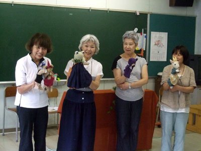 メンバーの左から堀さん、柿沼さん、岩間さん、水島さん＝大槌町小鎚の合同仮設校舎で