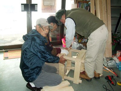 息の合ったチームワークで椅子作りに取り組む避難者の皆さん＝花巻市一日市のゆいっこ事務所で