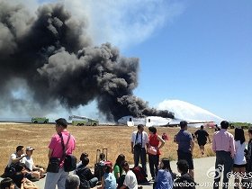 事故機に乗り合わせた企業幹部が微博で公開した写真。複数のキャリーバッグが持ち出されたことが分かる