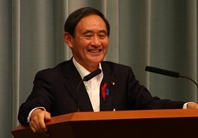 菅官房長官は唐突な質問に面食らった様子だった