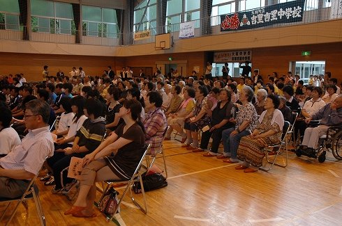 大勢の地元の人たちが発表会を鑑賞した＝2013年7月10日、大槌町立吉里吉里中学校の体育館