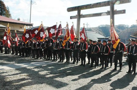 防火祈願で整列した大槌町消防団の団員たち＝2014年1月5日、大槌町内の小鎚神社