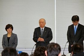 会見で謝罪する野依良治・理研理事長（中央）