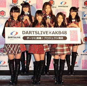 襲撃事件後初めてAKBがイベント出席　ガードマン4人がステージを警備