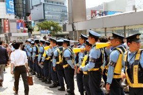 大勢の警官登場で騒ぎは収まった