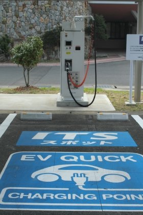 未だ普及進まず（画像は電気自動車の充電スポット）