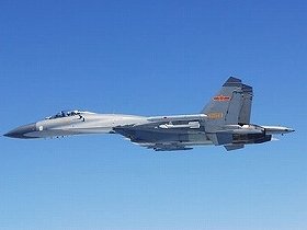 自衛隊機に異常接近した中国軍のSU（スホーイ）27戦闘機（防衛省撮影）