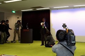 一度は退出した会見場に戻ってコメントする相澤慎一チームリーダー。検証実験のやり方に「責任を感じる」などと述べた