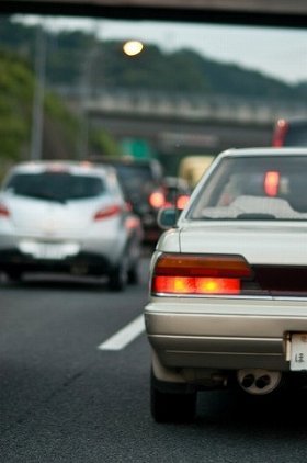 高速道で逆走車！そのとき、どうする　急ハンドル、急ブレーキはかえって危険