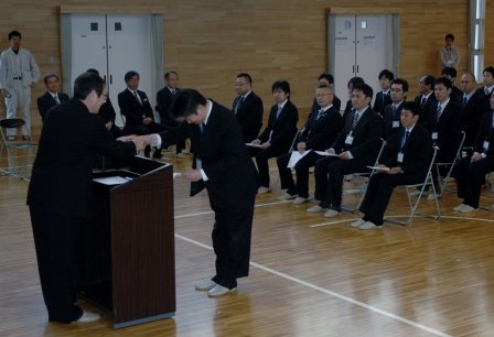 碇川豊町長は帰任する応援職員一人ひとりと握手し感謝しました＝2014年3月28日、大槌町役場多目的会議室