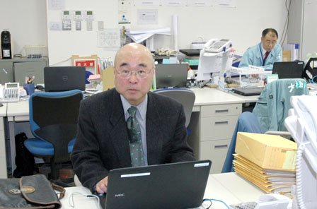 専門企画調査員として町役場用地課に配属された小山純徳氏＝2014年5月2日、大槌町役場