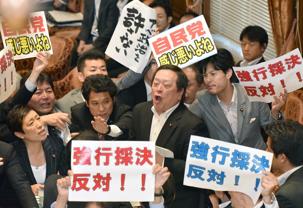 採決時、民主党議員はプラカードを手に委員長席に詰め寄った（写真：Natsuki Sakai/アフロ）