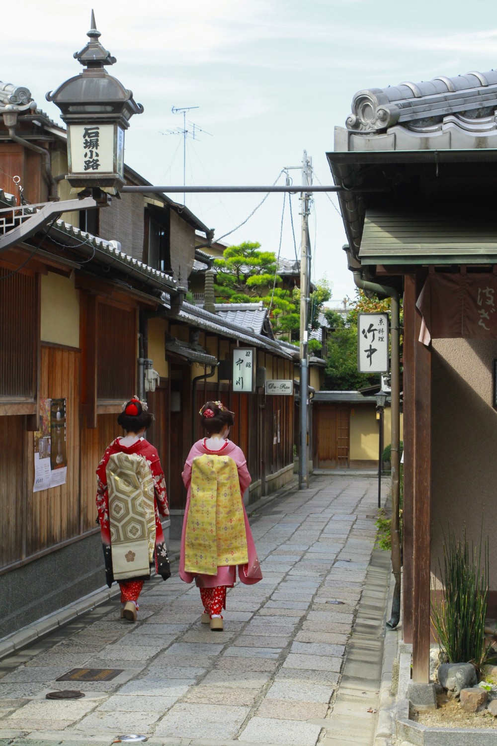 京都・祇園で中国人観光客のトラブル相次ぐ　「当たり屋」疑惑も持ち上がり、外国メディアが報道