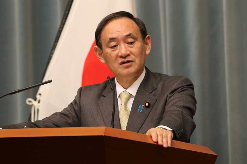 菅官房長官、共産党の「現実的な対応」皮肉る　<br />安保容認方針「国民にどう説明するのか」