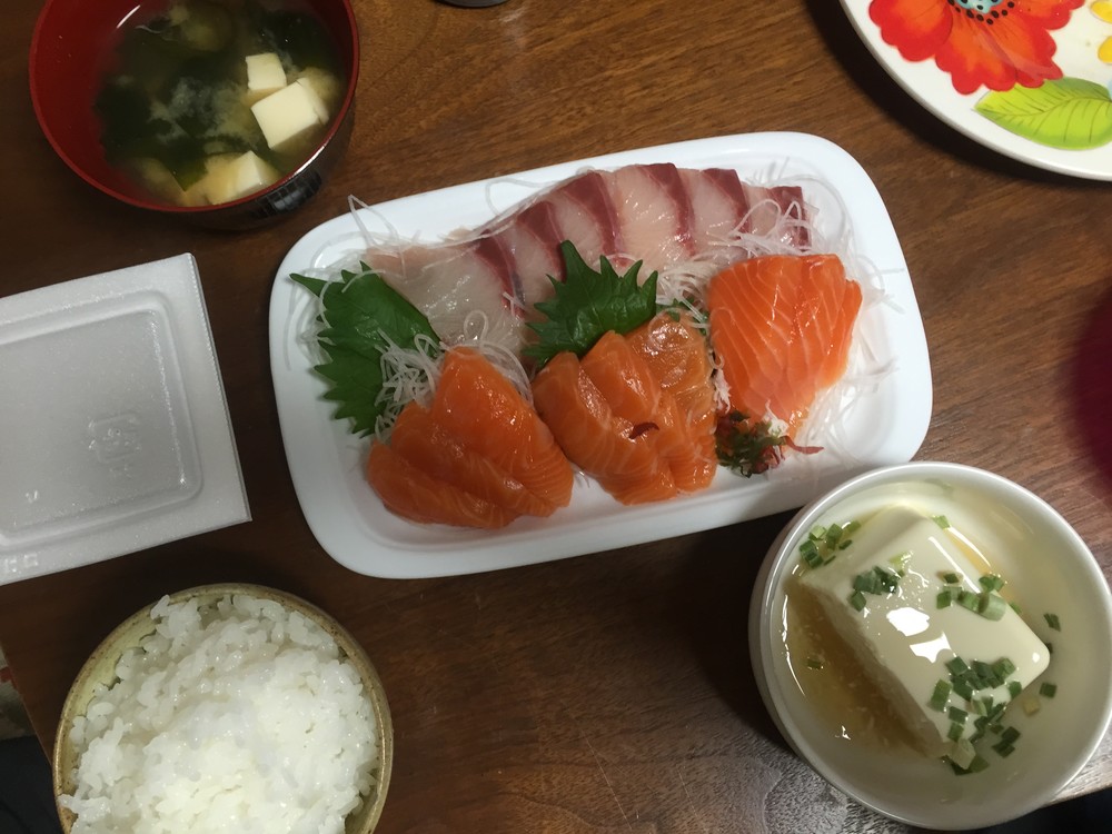 夜の食事は刺身や焼き魚といったメニューが増えてきた