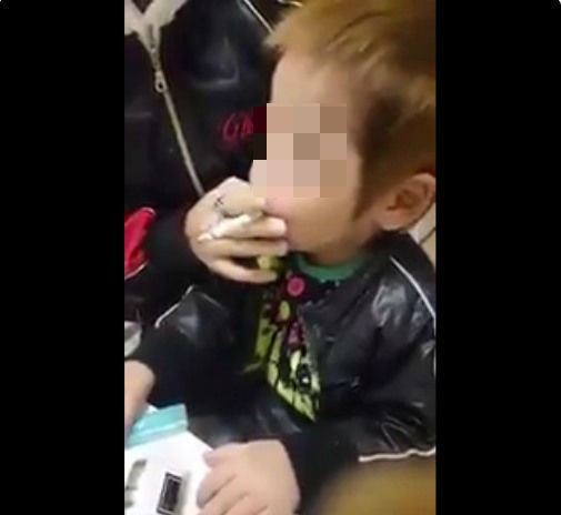 幼い息子が「タバコ吸う」動画　FBに載せた両親が大炎上、謝罪するも批判止まず