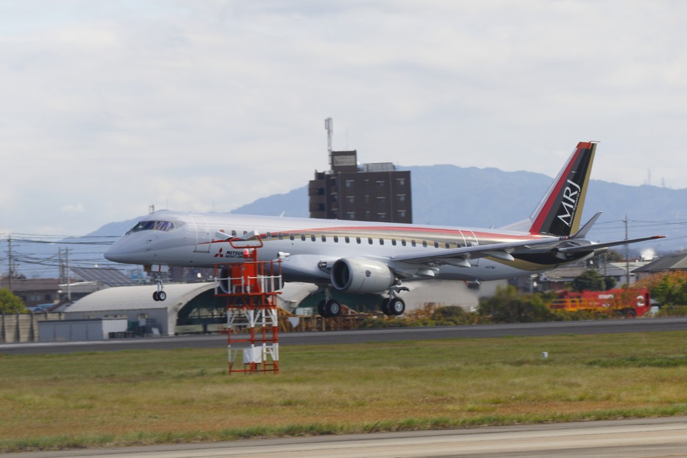 国産旅客機としては53年ぶりに初飛行に成功したMRJ（写真：河村好昭/アフロ）