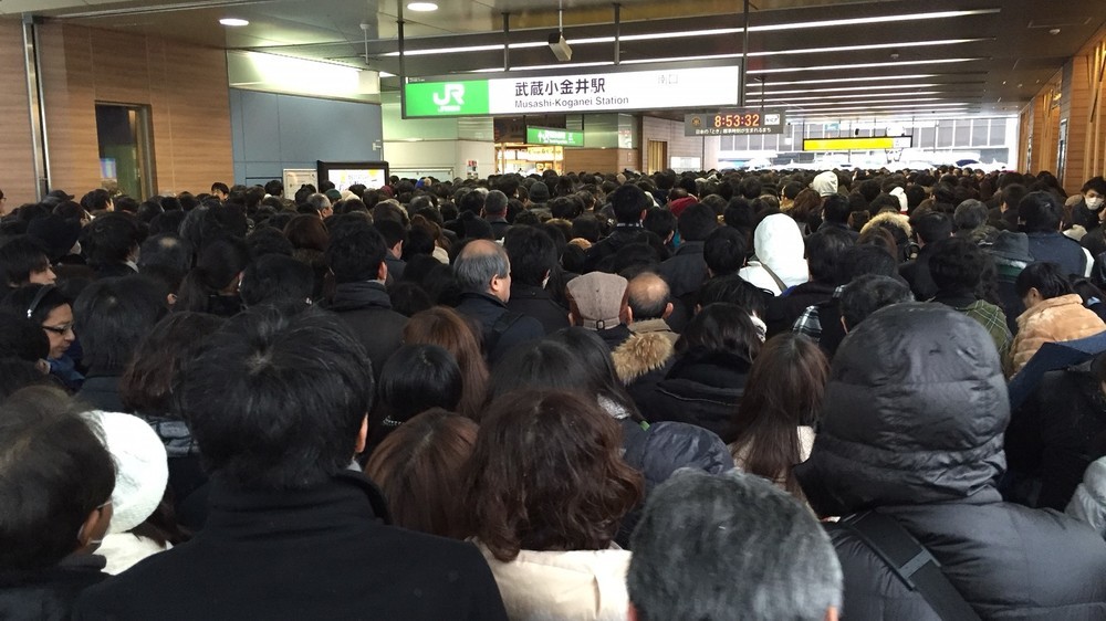 18日朝の武蔵小金井駅は、「会社員」ですし詰め状態（2016年1月18日J-CASTニュース撮影）