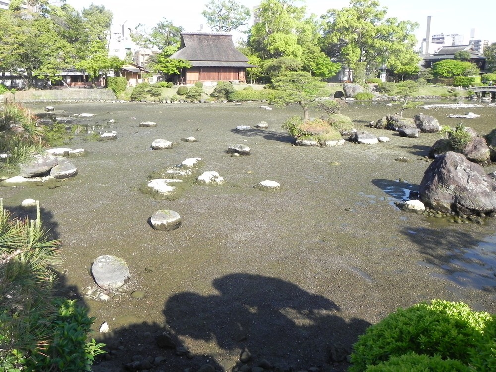 地震直後は、池底の大半が露出する状況だった（画像は水前寺成趣園提供）