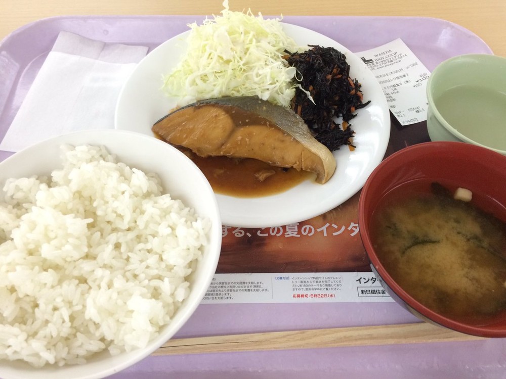 100円朝食で「早慶戦」勃発　やっぱり「慶應は豪華」？