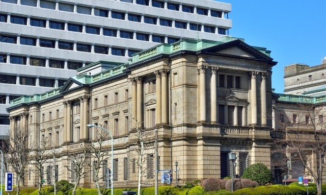 あす29日、追加の金融緩和はあるのか、ないのか！（写真は、日本銀行本店）