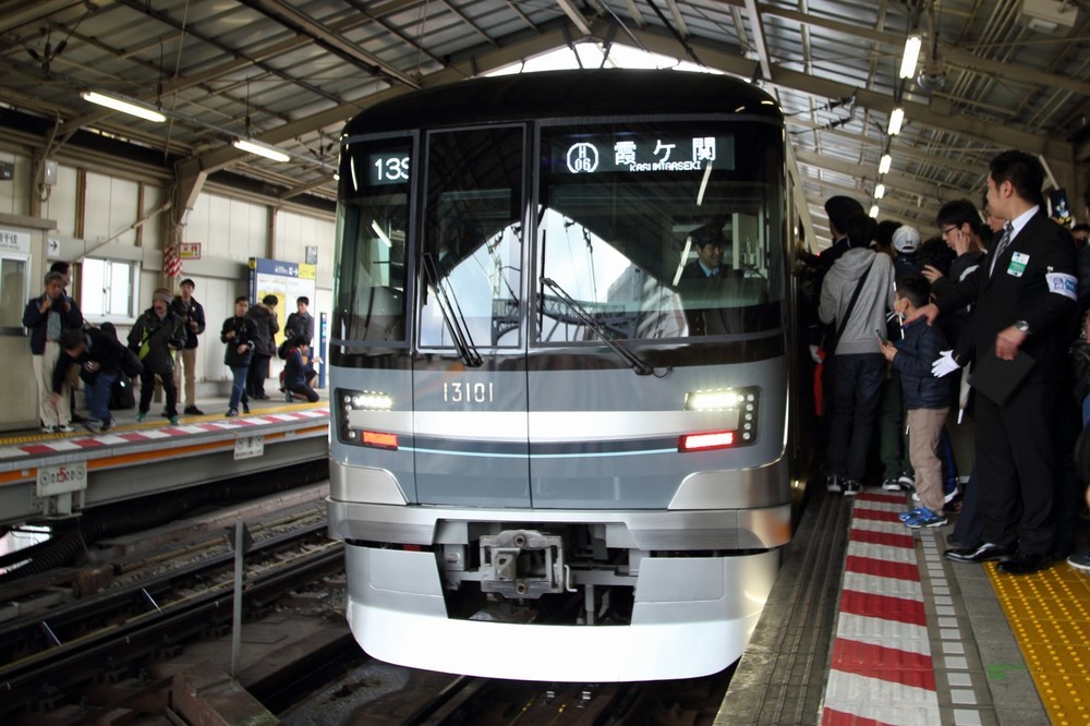 ドラえもん特別列車にファン殺到　日比谷線、30年ぶり新型車両