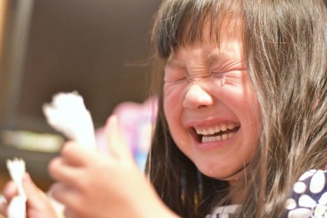 泣き止まない子にスマホはアリ？　育児放棄か救世主か専門家も二分