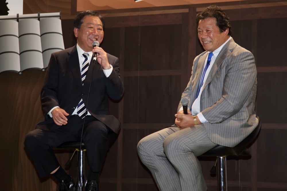 国会もプロレスも「出した技はちゃんと受ける」　野田幹事長が藤波選手に語る