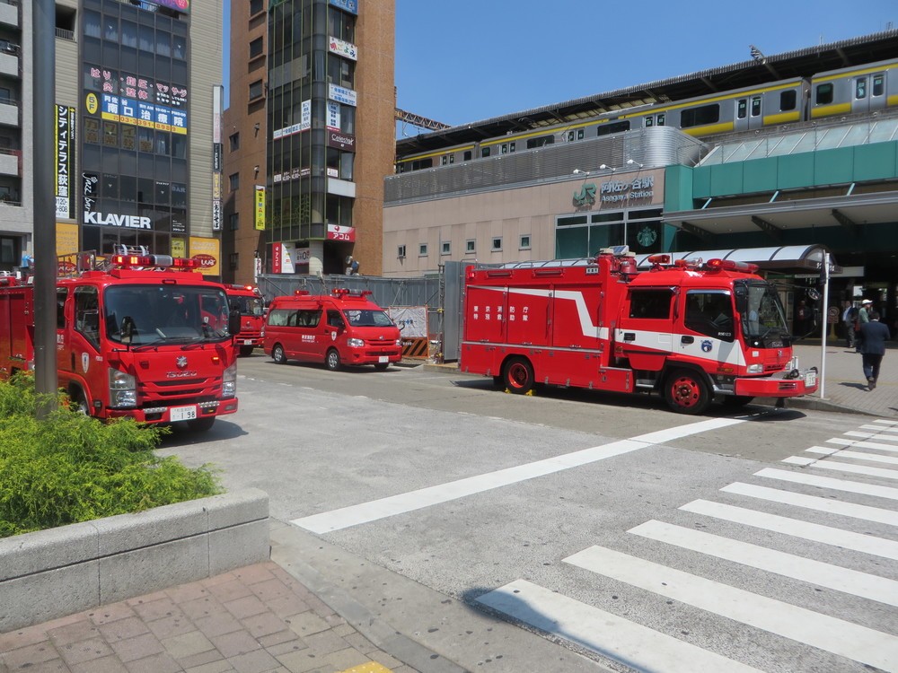 阿佐ヶ谷駅南口には大勢の消防車が（J-CASTニュース撮影）