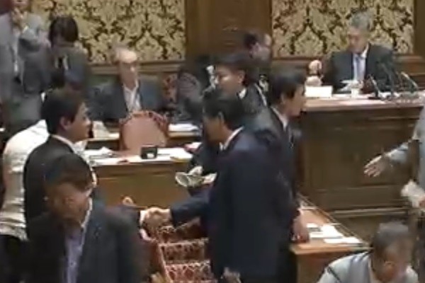 「モリカケ封印」玉木氏に首相握手　「熟議」の党首討論、実りはあった？