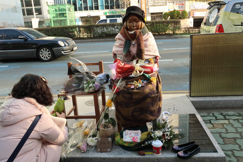 財団解散は「合意破棄」につながるのか（写真は釜山の日本総領事館前に設置された慰安婦像）