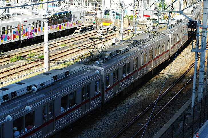 全裸男が電車内をスタスタ　草加駅で車掌が確保→警察へ引き渡し