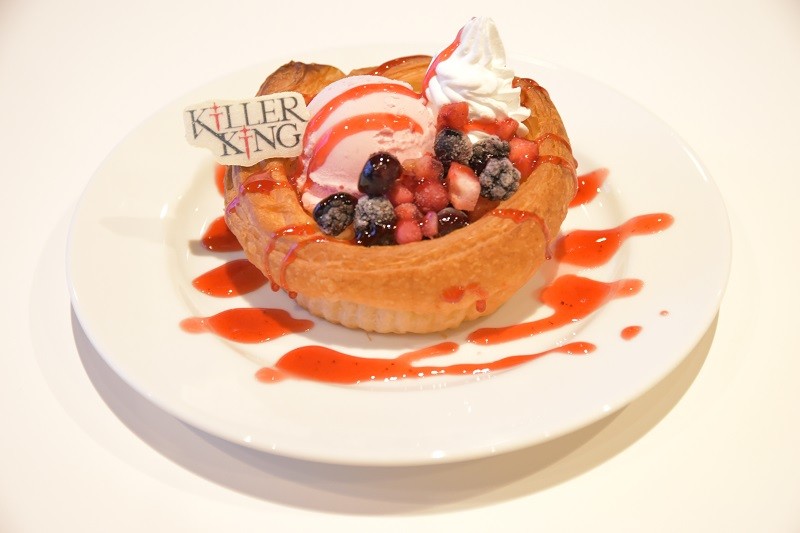 KiLLER KiNG「ベリーデニッシュ」　800円　アイスとホイップクリームの甘みをベリーの酸味とパイ生地が包み込み、食べやすい一品に仕上がっている