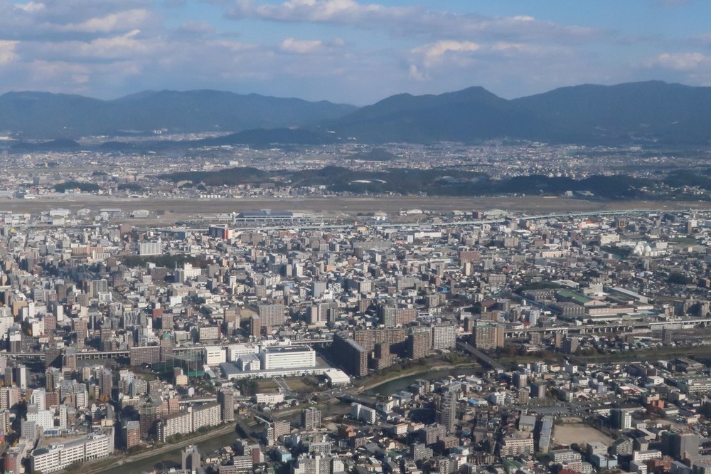 福岡空港では2025年3月に滑走路が増設予定だ