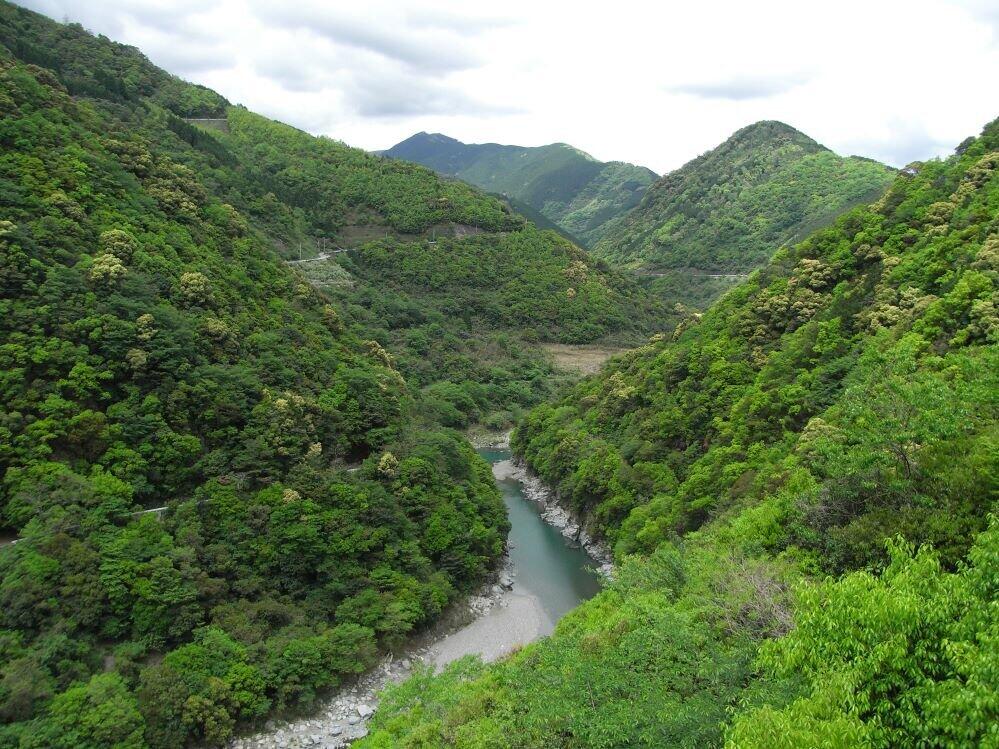 2008年5月の川辺川ダム建設予定地（Wikimedia Commonsより）