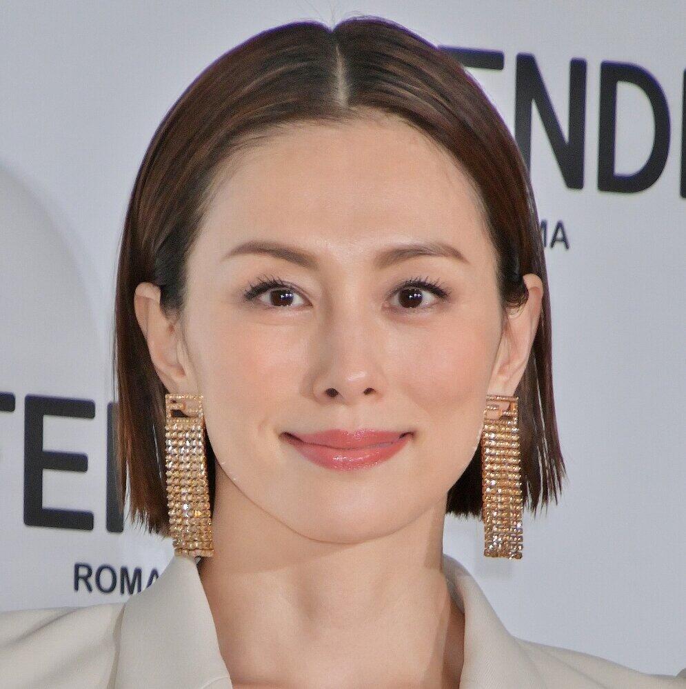 米倉涼子、ヨンアとの「抱きつき2ショット」披露 「まるで美人姉妹