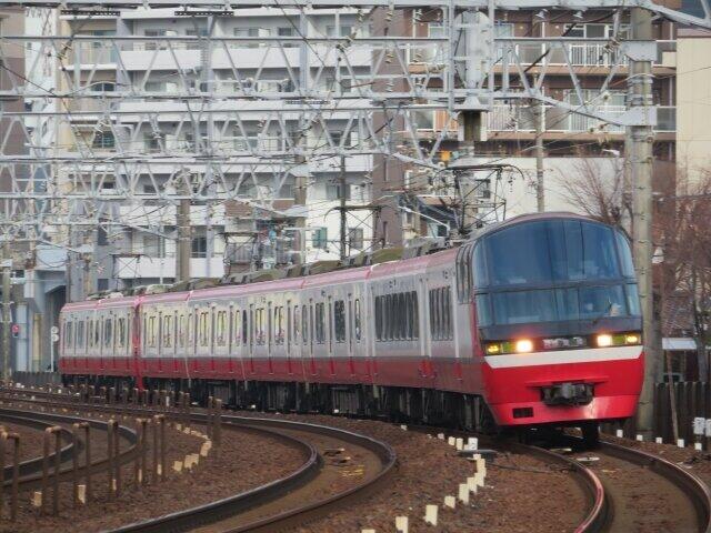 名鉄電車のカラーといえば「赤」ゆえに相性は抜群か