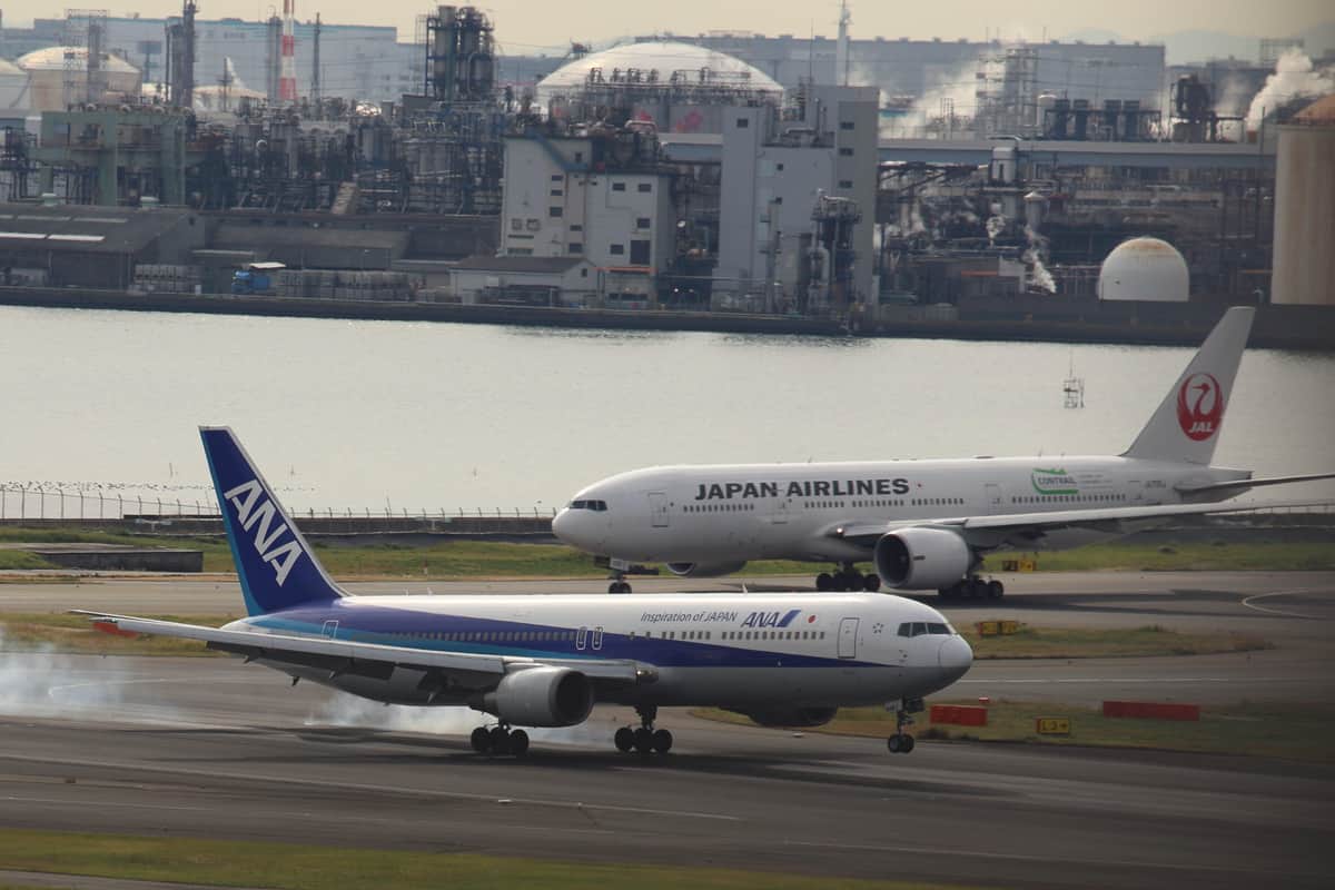 コロナ禍以降赤字が続く日本航空（JAL）と全日空（ANA）。ワクチン接種の伸びに期待を寄せる