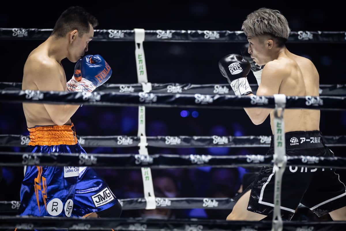 リング上で相対するドネアと井上（写真：7044sueishi/アフロ）