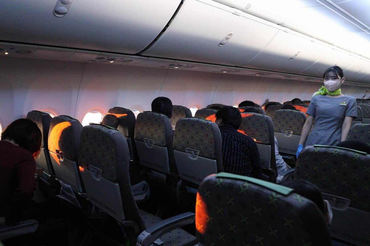 機内に赤い光が差し込むと、乗客は熱心に写真を撮っていた