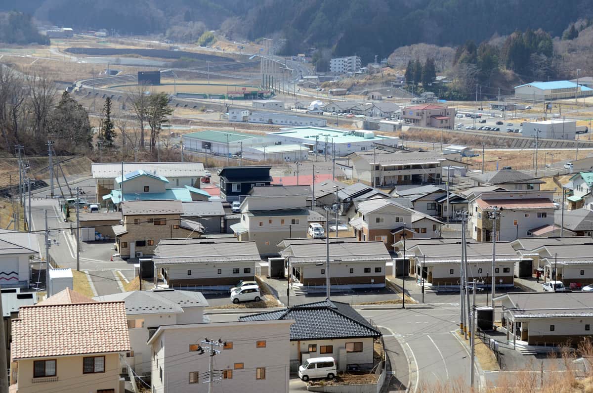 高台から見た田老地区。写真左上に黒く写る一帯が、田老太陽光発電所だ