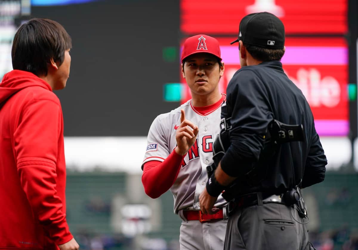 審判と話す大谷翔平選手（写真：AP/アフロ）