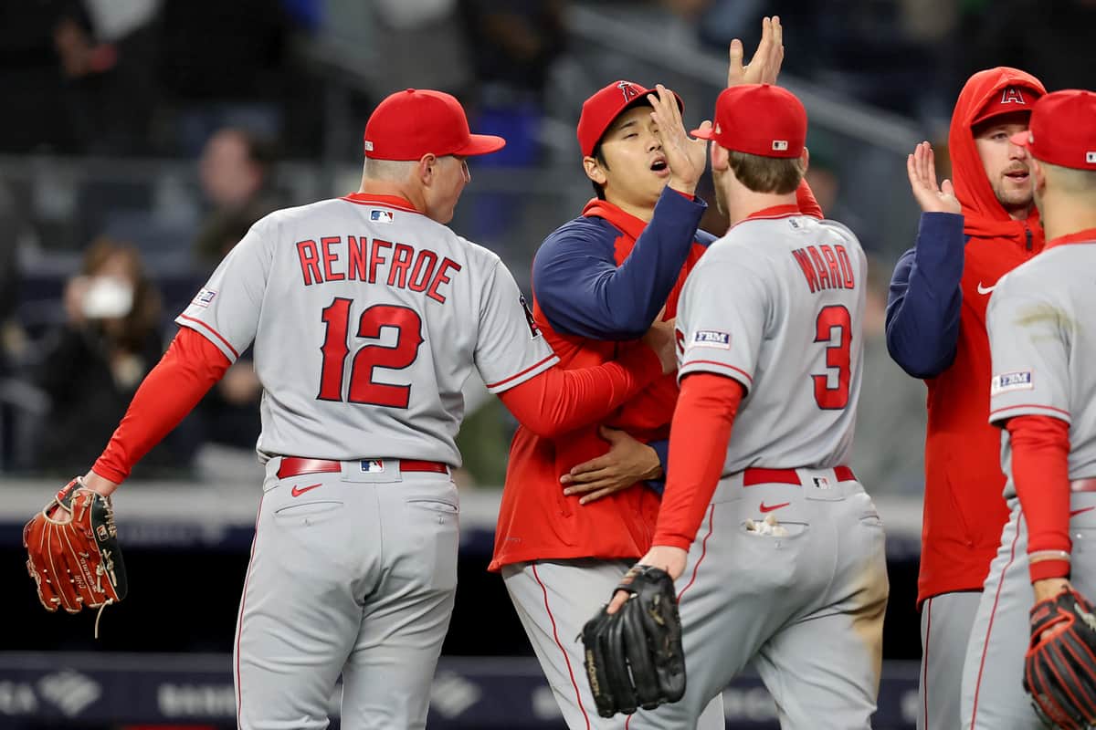 ハイタッチ中、大谷翔平選手にイタズラするレンフロー選手（写真：USA TODAY Sports/ロイター/アフロ）