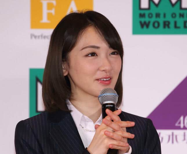 生駒里奈、乃木坂46時代は「一匹オオカミでした」 「同世代が苦手」「年上の人じゃないと話せない」