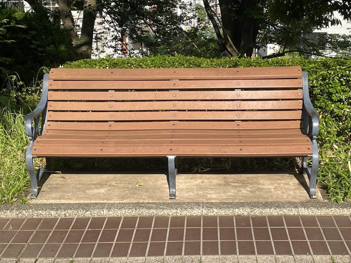 落ち着かない」「優しさ無い」京都・鴨川沿いのベンチに不満の声 丸太1 
