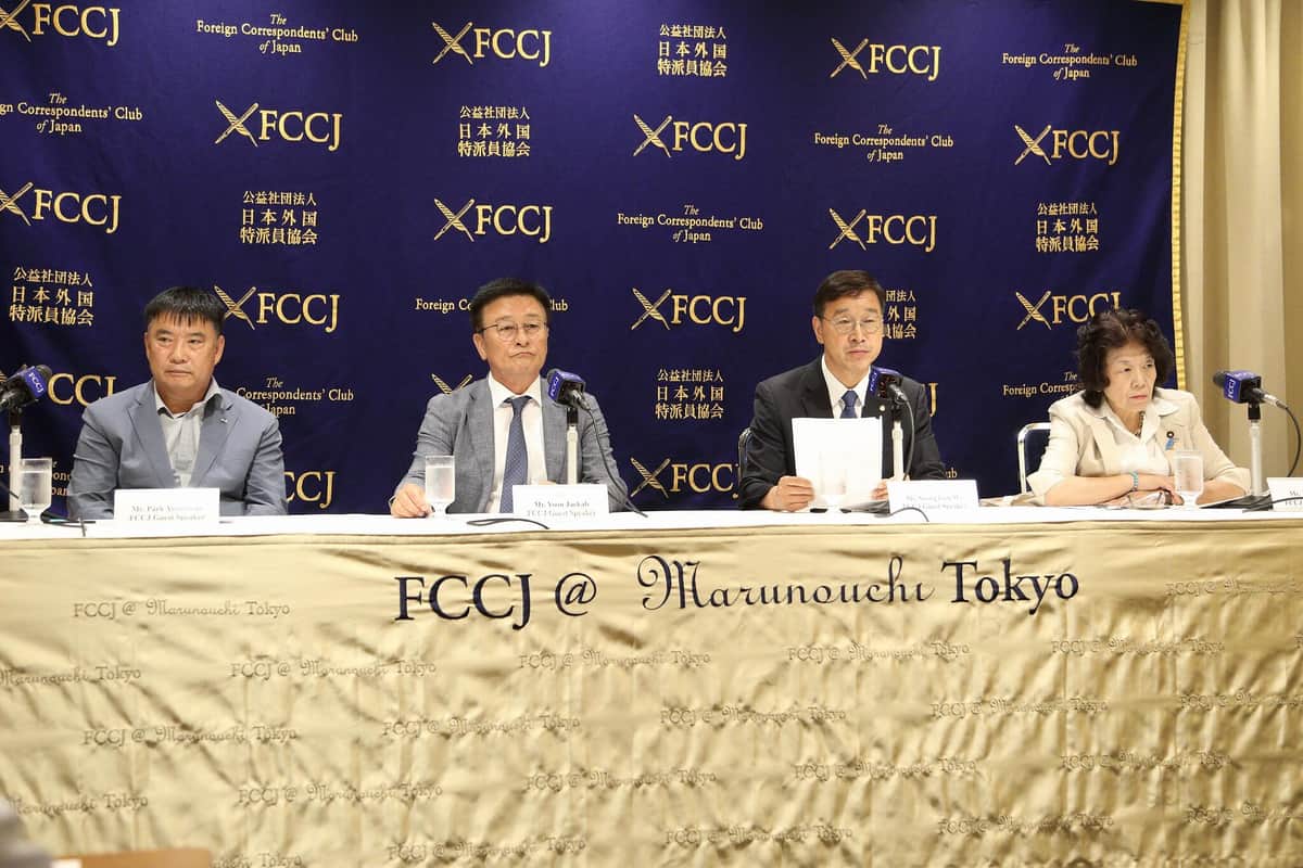 日韓の議員が並んで記者会見に臨んだ